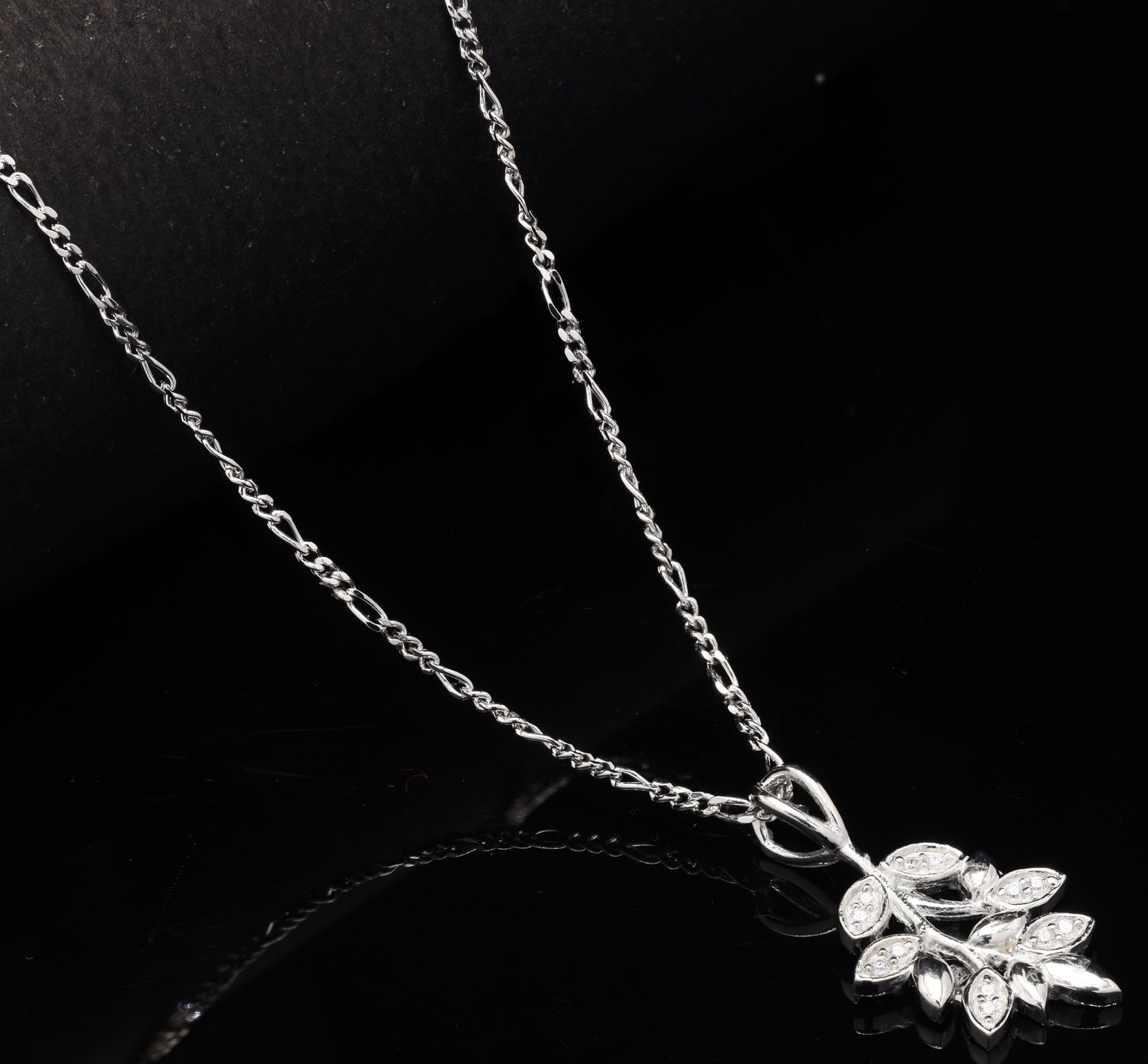 Twinkling Leaves Silver Pendant